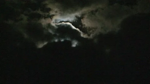 Full Moon Behind Clouds Stockbeeldmateriaal 42484246