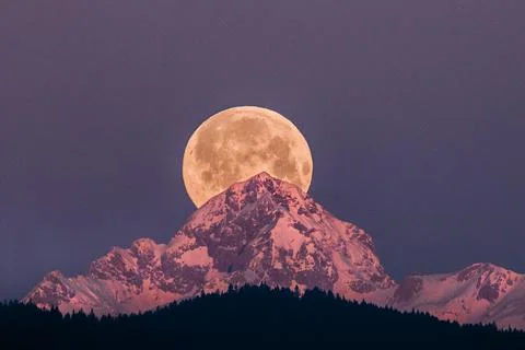 Full moon behind the mountains Stock Photos