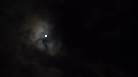 Full moon behind moving cloud at night. 库存影片 91827128