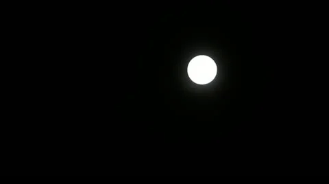 Full moon in the black sky. shooting with the increase in exposure. Vídeo Stock 12600555