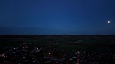 Full moon at blue dusk sky in american town. Lighting houses and streets in Vídeo Stock 320935551