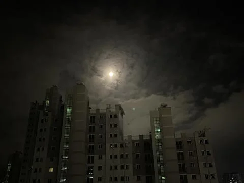 Full moon in cityscape Stock Photos