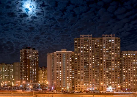 Full moon in the clouds above the city. Time lapse 4k+, 3840x2160. Ultra Hd Vídeos de archivo 103414684