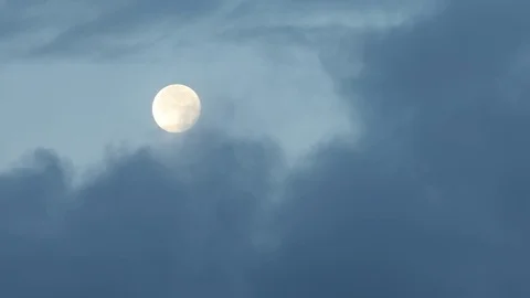 Full Moon in the Clouds Vídeo Stock 71052384