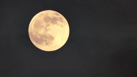 Full moon with clouds at night - real time - mysterious, creepy, fabulous 스톡 동영상 147118549