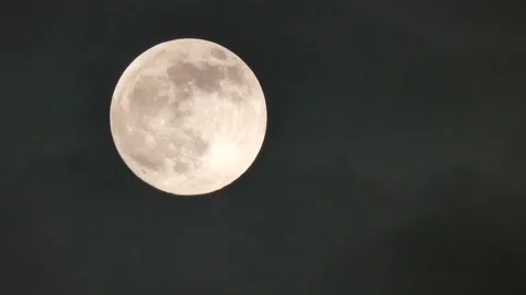 Full moon with clouds at night - real time - mysterious, creepy, fabulous Stock Footage 147118552