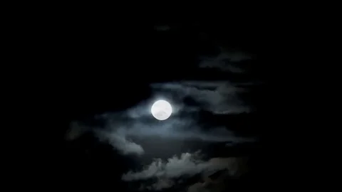 Full moon clouds night sky - time lapse Video stock 80748123