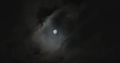 Full moon with clouds passing front of it, cool footage Vídeos de archivo 328722016