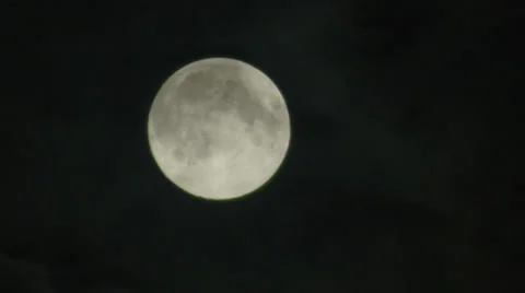 Full Moon with Clouds in real time Vídeo Stock 26204242
