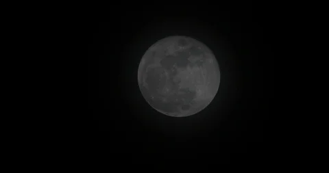 Full moon with clouds rolling over Stock-Footage 90279085