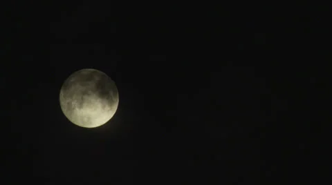 Full Moon with Clouds Time lapse left to right Видео 26204275