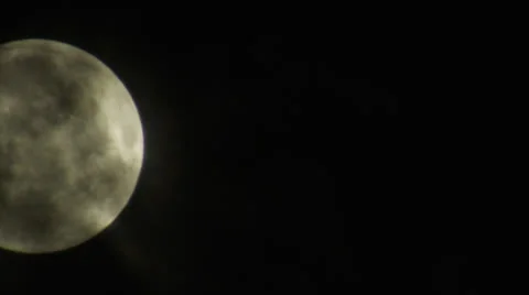 Full Moon with Clouds Timelapse left to right v4 Vídeo Stock 26202911