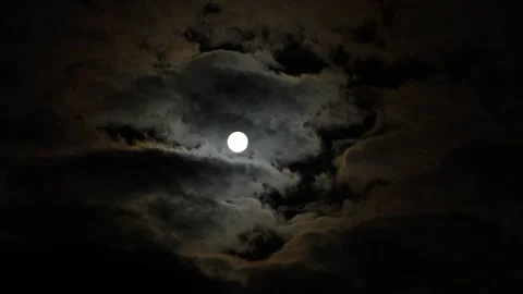 A full moon in a cloudy night sky. The timing of the full moon. 動画素材 345654610