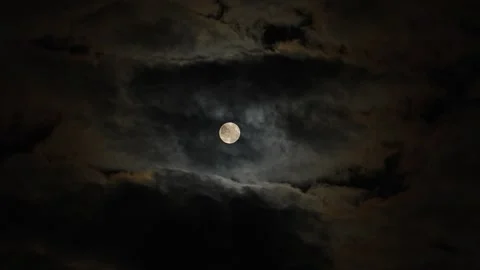 A full moon in a cloudy night sky, an eerie feeling of mysticism. 動画素材 345654637