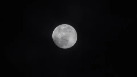 Full moon in cloudy sky, black clouds covering the moon in accelerated camera Vidéo 116509323