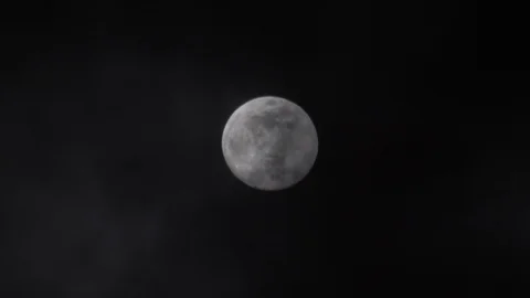 Full moon in cloudy sky, black clouds covering the moon in accelerated camera Vidéo 116509360