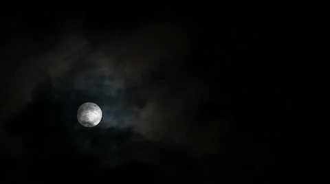 Full moon in the cloudy sky 스톡 동영상 29916207