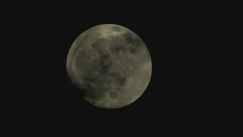 Full moon on dark cloudy night. Clouds passing by the moon, real time shot. Video stock 122692940