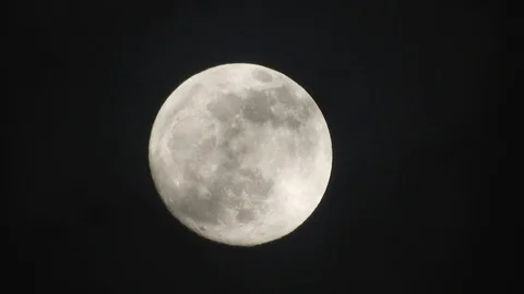Full moon on dark cloudy night. Clouds passing by the moon, real time shot. Stock Footage 122692956