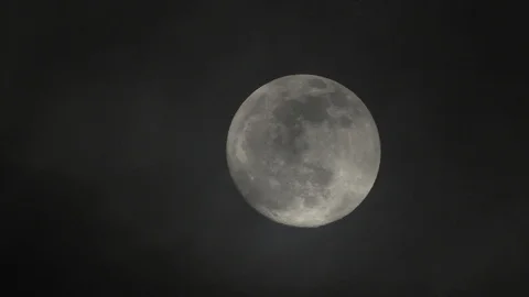 Full moon on dark cloudy night. Clouds passing by the moon, real time shot. Video stock 122692967