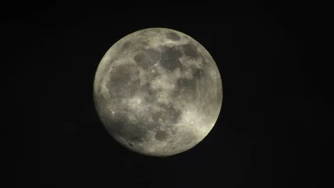 Full moon on dark cloudy night. Clouds passing by the moon, real time shot. Video stock 122692970
