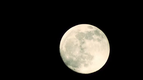 Full moon on dark cloudy night. Clouds passing by the moon, real time shot. Stock Footage 122692987