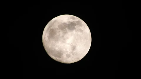 Full moon on dark cloudy night. Clouds passing by the moon, real time shot. Video stock 122692988