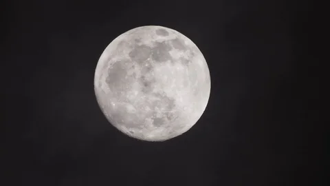 Full moon on dark cloudy night. Clouds passing by the moon, real time shot. Video stock 122693015