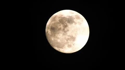 Full moon on dark cloudy night. Clouds passing by the moon, real time shot. Video stock 122693022