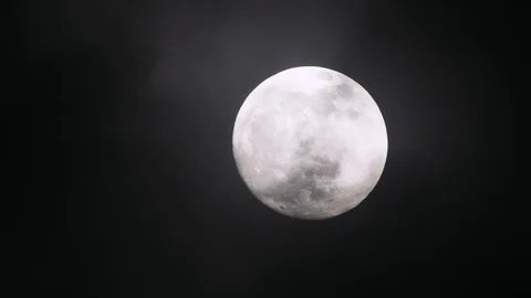Full moon on dark cloudy night. Clouds passing by the moon, real time shot. Stock-Footage 122693053