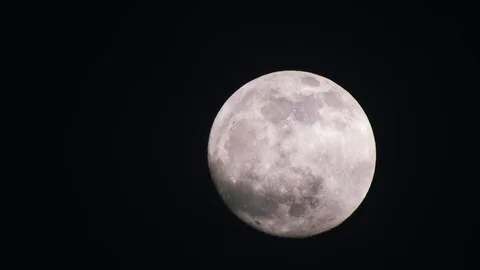 Full moon on dark cloudy night. Clouds passing by the moon, real time shot. Video stock 122693061