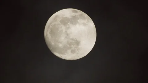 Full moon on dark cloudy night. Clouds passing by the moon, real time shot. Video stock 122693068