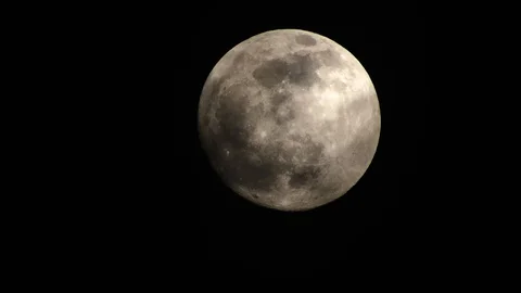 Full moon on dark cloudy night. Clouds passing by the moon, real time shot. Stock Footage 122693078