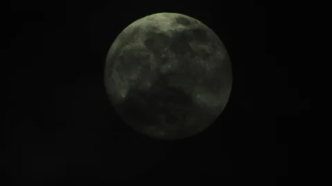 Full moon on dark cloudy night. Clouds passing by the moon, real time shot. Video stock 122693126