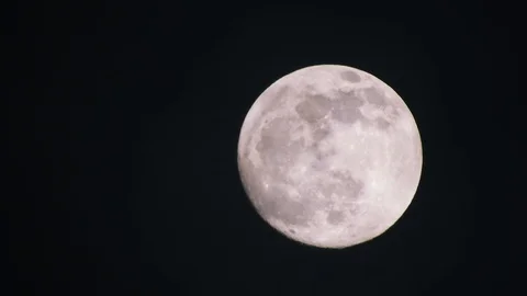 Full moon on dark cloudy night. Clouds passing by the moon, real time shot. 스톡 동영상 122693131