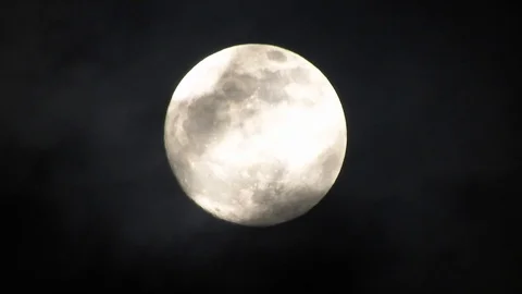 Full moon on dark cloudy night. Clouds passing by the moon, real time shot. 스톡 동영상 122693135