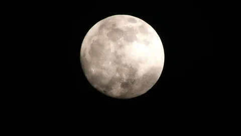 Full moon on dark cloudy night. Clouds passing by the moon, real time shot. Video stock 122693136