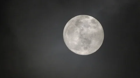 Full moon on dark cloudy night. Clouds passing by the moon, real time shot. Video stock 122693143