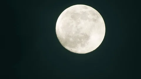Full moon on dark cloudy night. Clouds passing by the moon, real time shot. Video stock 122693160