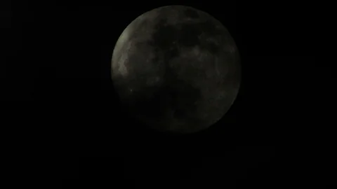 Full moon on dark cloudy night. Clouds passing by the moon, real time shot. Video stock 122693184