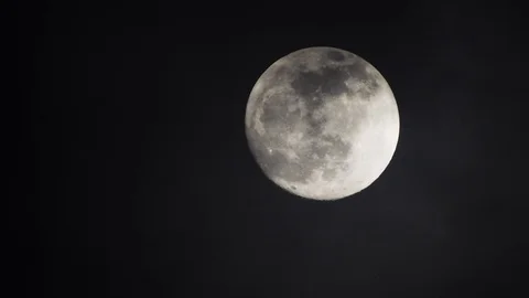 Full moon on dark cloudy night. Clouds passing by the moon, real time shot. 스톡 동영상 122693197