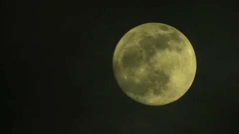 Full moon on dark cloudy night. Clouds passing by the moon, real time shot. Video stock 122693200