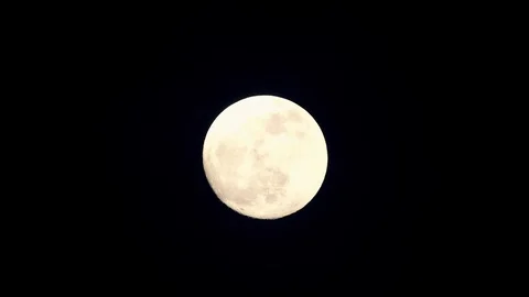 Full moon on dark cloudy night. Clouds passing by the moon, real time shot. Video stock 122693203