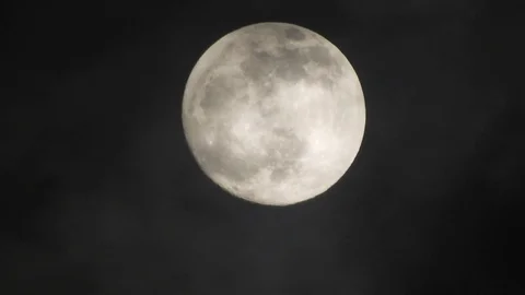 Full moon on dark cloudy night. Clouds passing by the moon, real time shot. Video stock 122693215