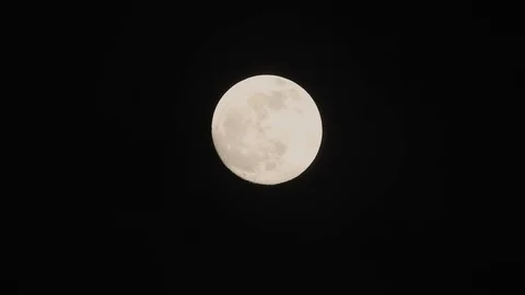 Full moon on dark cloudy night. Clouds passing by the moon, real time shot. Video stock 122693222