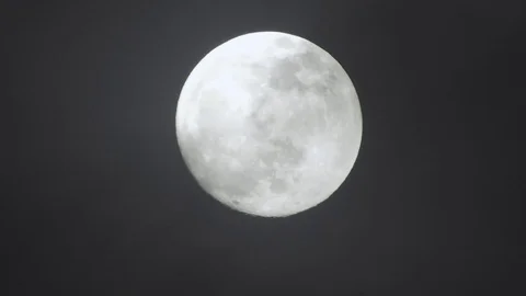 Full moon on dark cloudy night. Clouds passing by the moon, real time shot. Video stock 122693232