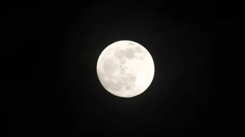 Full moon on dark cloudy night. Clouds passing by the moon, real time shot. Video stock 122693241