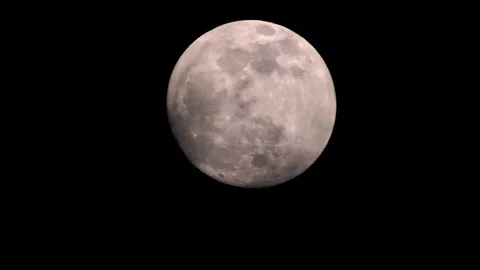 Full moon on dark cloudy night. Clouds passing by the moon, real time shot. Stock Footage 122693247