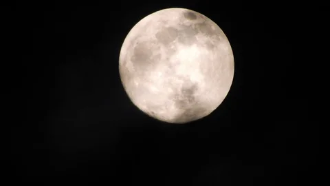 Full moon on dark cloudy night. Clouds passing by the moon, real time shot. Video stock 122693248