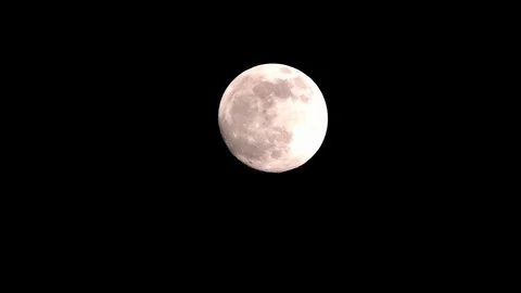 Full moon on dark cloudy night. Clouds passing by the moon, real time shot. Video stock 122693261